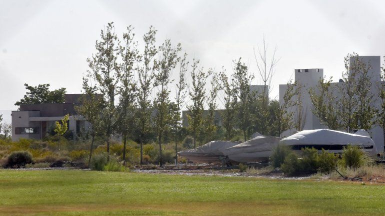 El Tenis Club de Neuquén sufrió un golpe muy bien preparado. En algunas viviendas dejaron todo revuelto y barretearon las puertas. En la búsqueda encontraron guantes de vaqueta y cables.
