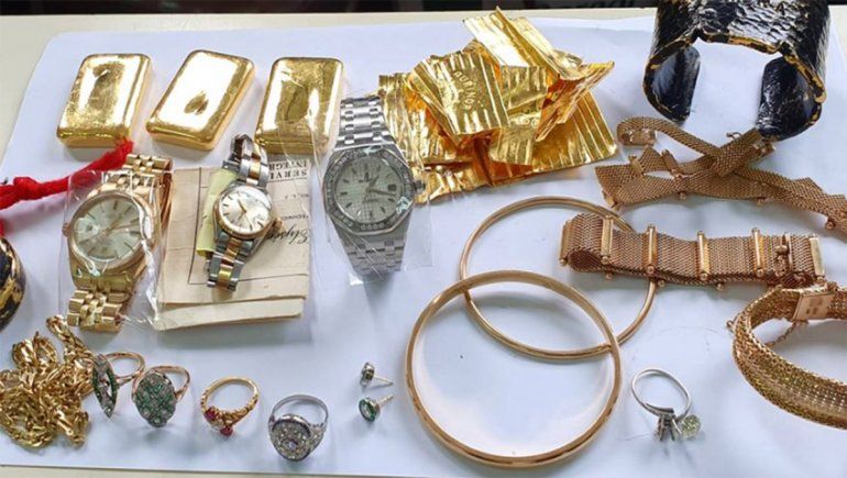 Detuvieron a una azafata al intentar salir del país con oro y joyas