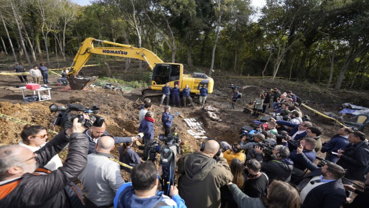 Uruguay: antropólogos trabajan en un predio militar donde fueron encontrados restos óseos humanos enterrados, en Montevideo.