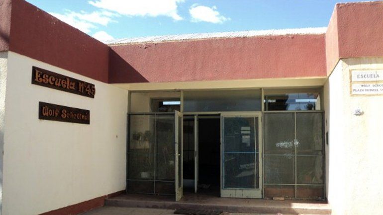 El domingo se robaron el tanque de la Escuela 49 de Huincul.