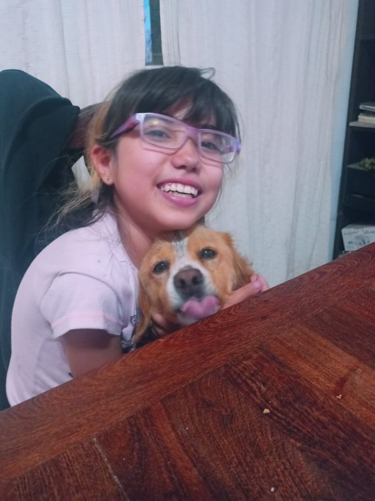 Bianca y su mascota que la hace feliz.