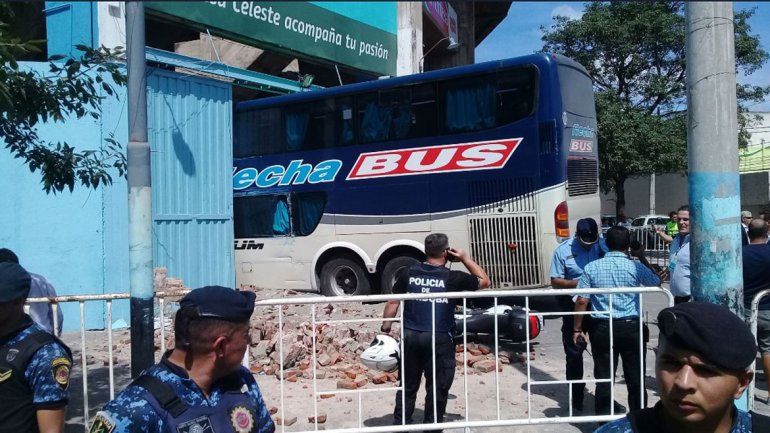 Insólito: micro de Unión de Santa Fe derrumbó una pared e hirió a un policía