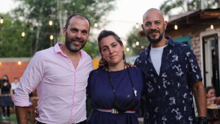 Por ahí, el patio cervecero que hace soñar a dos amigos bomberos