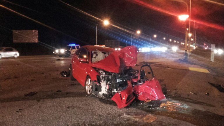 El VW Vento quedó totalmente destruido tras impactar contra una camioneta VW Amarok y una Toyota Hilux.