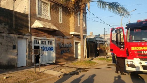 Incendian la casa de un abusador y matan al perro