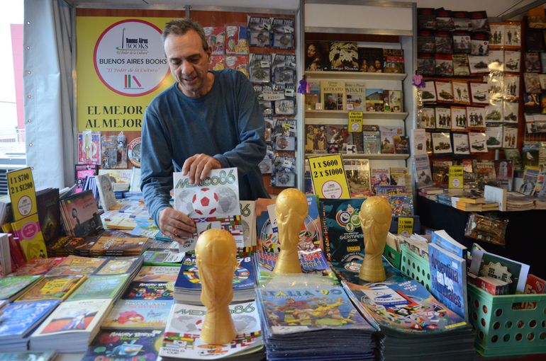 Los álbumes más pedidos en el stand son los de los mundiales del '78, de México 086 y de Italia 1990, comentó Roberto Tasone.