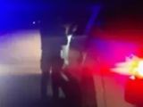 La supuesta figura de un fantasma se ve iluminada por las luces de un auto que fue detenido por la policía en el acceso a Gaiman, medio de la noche. 