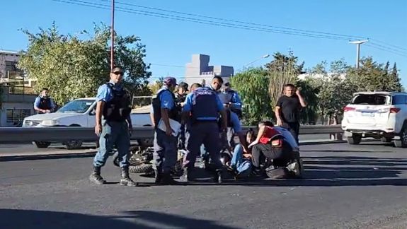 Motociclista no frenó a tiempo y chocó contra una camioneta en la ex Ruta 22