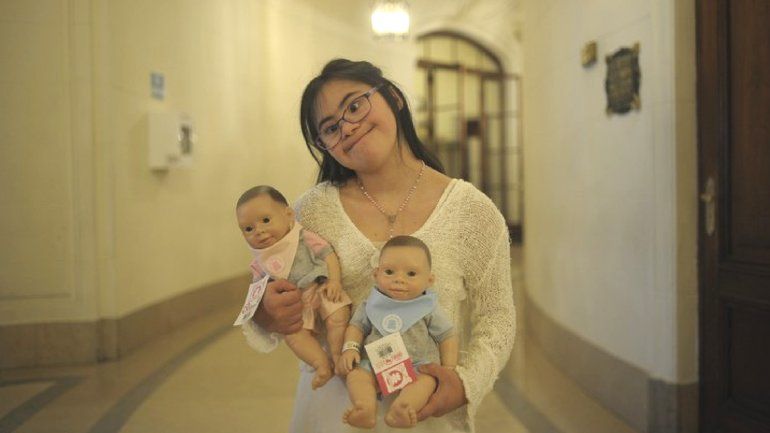 Presentaron a Oli, el primer muñeco creado para fomentar la diversidad