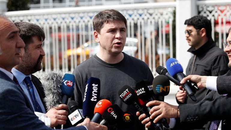 El asesor del presidente, Mijail Podoliak, aseguró que es imposible realizar las elecciones mientras dure la guerra. El asesor del presidente, Mijail Podoliak, aseguró que es imposible realizar las elecciones mientras dure la guerra.