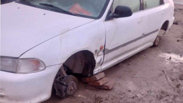 Robarruedas arrasaron con un auto en Centenario