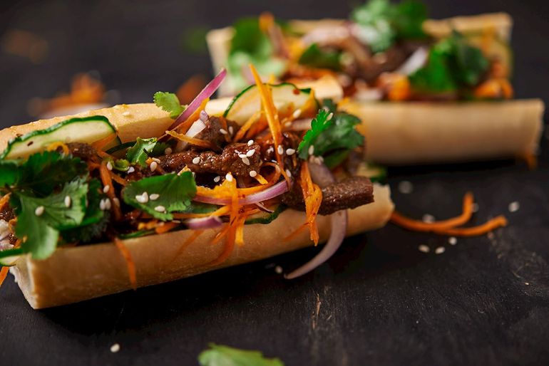 Bánh mì (pronunciado 'bun mee') es una variedad popular vietnamita de sándwiches que comparten el mismo ingrediente principal: una baguette. Bánh mì (pronunciado 'bun mee') es una variedad popular vietnamita de sándwiches que comparten el mismo ingrediente principal: una baguette.