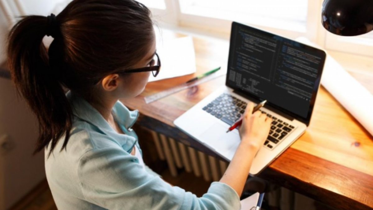 Los 5 cursos gratuitos para aprender programación desde cero para conseguir empleo en tecnología