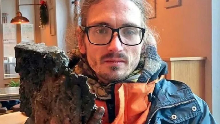 Insólito: pegó su mano al asfalto y tuvieron que romper la ruta para salvarlo