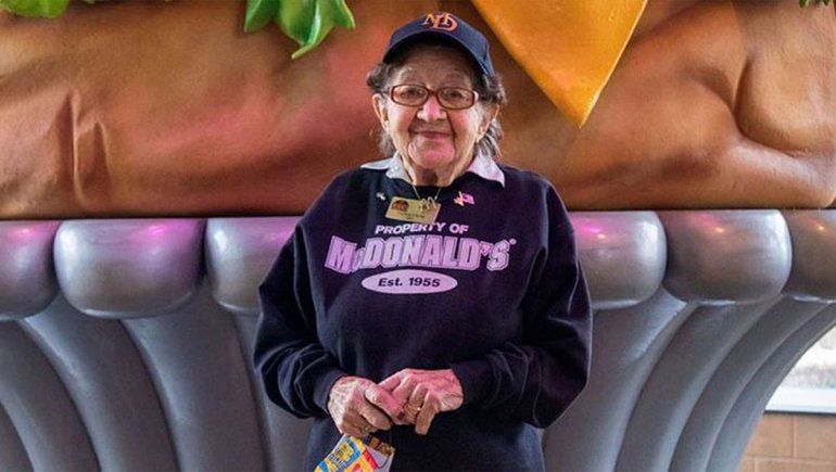 Ya cumplió 100 años y trabaja en una casa de comida rápida