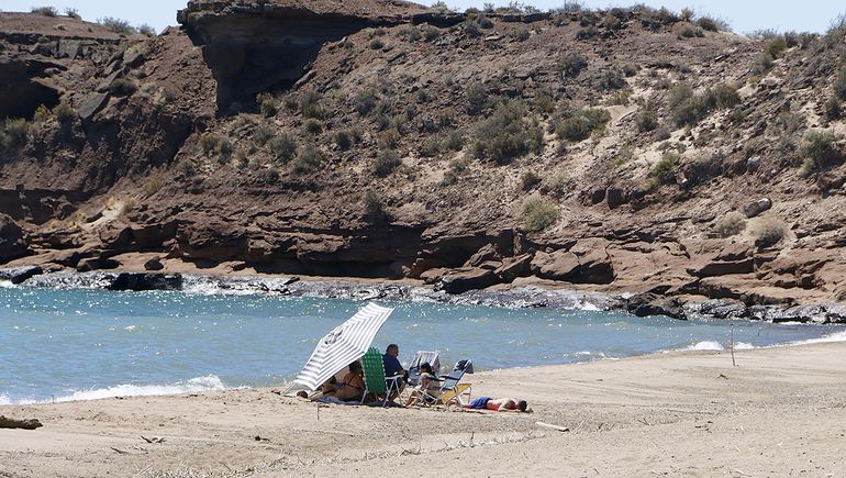 Pueblo Blanco es un balneario no habilitado en el embalse Exequiel Ramos Mejia del otro lado de El Chocón, en la provincia de Río Negro.