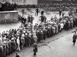 Berlín, octubre 1920, y sus largas filas para obtener un trabajo. La crisis de posguerra empujó a cientos a emigrar, pero un proyecto fallido convirtió la esperanza en fraude en la Patagonia. Berlín, octubre 1920, y sus largas filas para obtener un trabajo. La crisis de posguerra empujó a cientos a emigrar, pero un proyecto fallido convirtió la esperanza en fraude en la Patagonia.