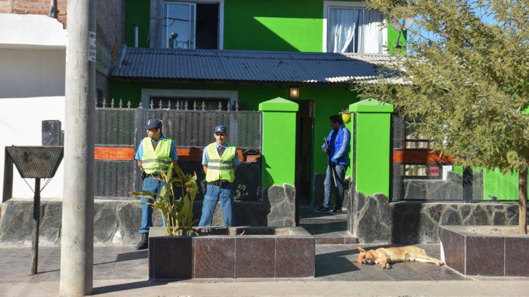 Efectivos de Delitos Económicos durante el allanamiento en Valentina Sur.