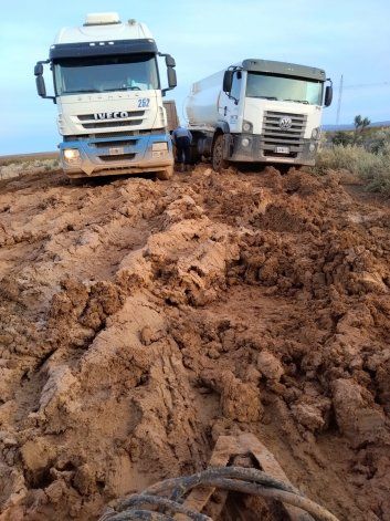 Dos camiones quedaron varados por el mal estado en una ruta de Vaca Muerta