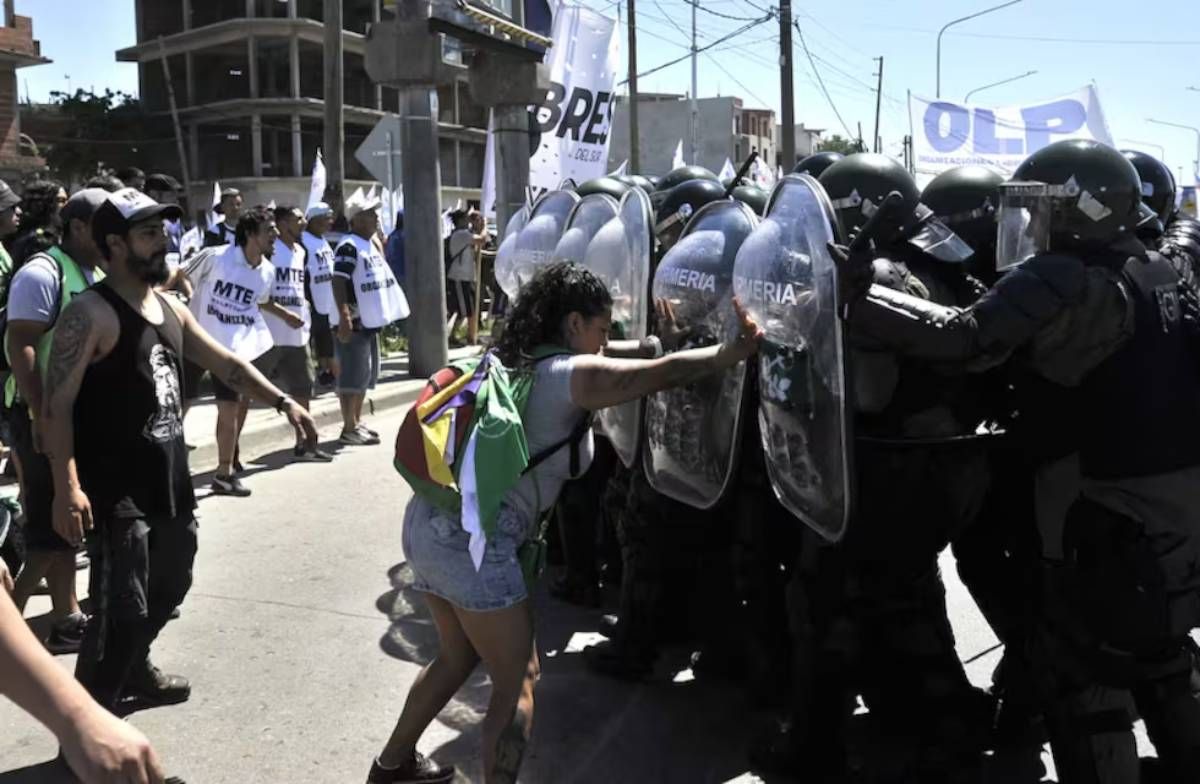 Tensión: Gendarmería desaloja piquete contra Mercado Libre