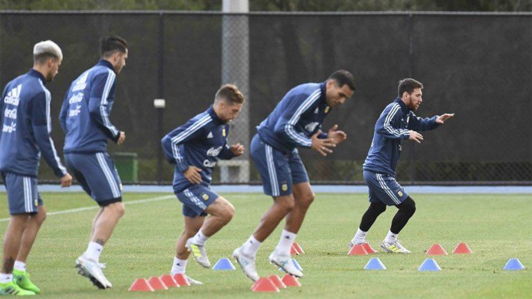 Ahora Sampaoli cambió el esquema y puso jugadores del ámbito local