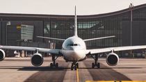 una empresa espanola llega al pais y desafia el dominio estatal en el sector aereo