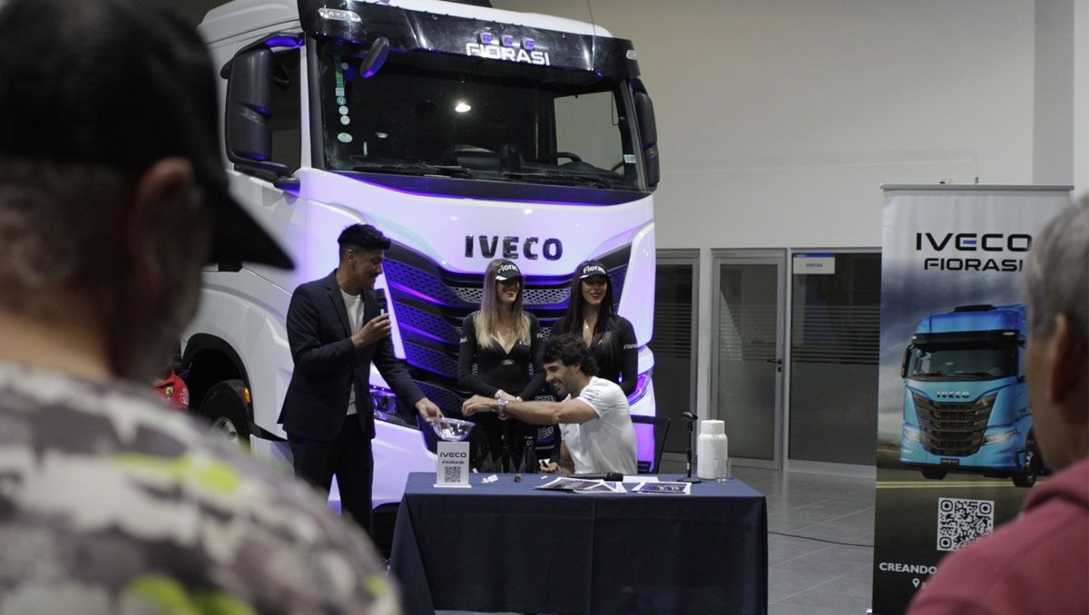 Manu Urcera firmó autógrafos en Iveco Fiorasi antes de la carrera.