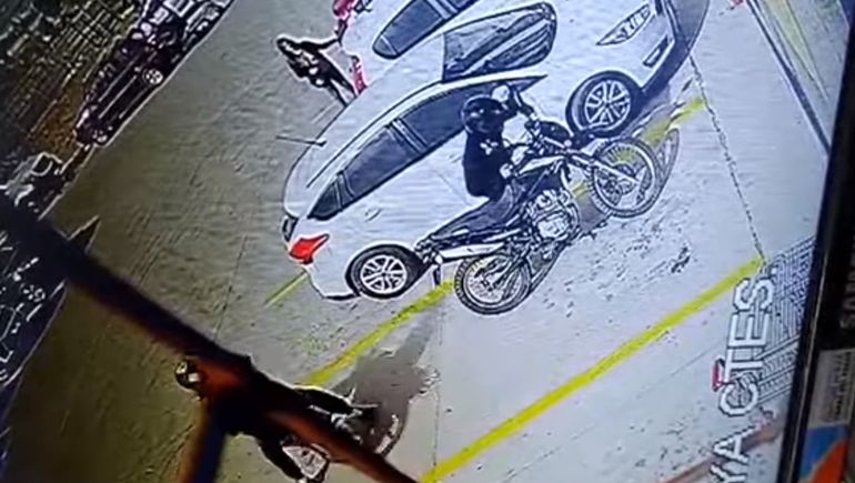 Una vez que salieron del supermercado no se sabe en que dirección llevaron la moto robada. Una vez que salieron del supermercado no se sabe en que dirección llevaron la moto robada.