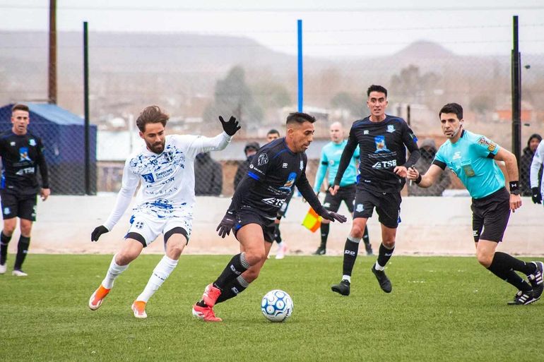 Emmanuel Giménez jugó sus primeros minutos en Rincón. Llegó en lugar de Gastón Portiño