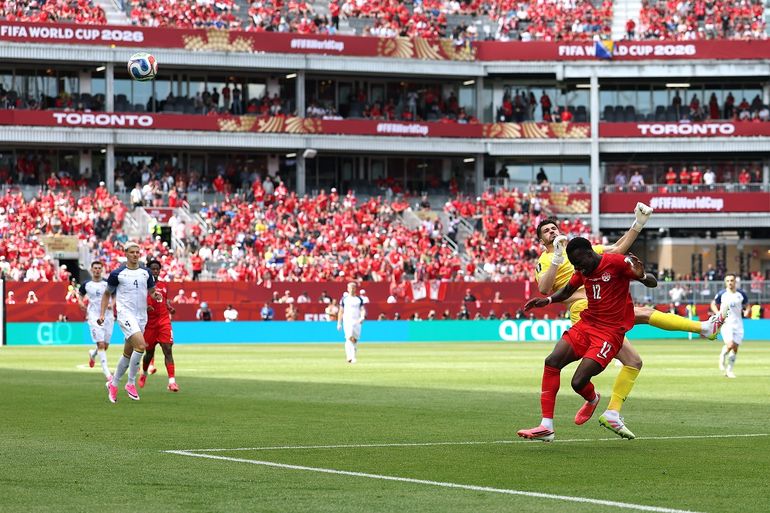 El choque durísimo en Canadá-Bosnia que recordó a la jugada de Higuain con Neuer