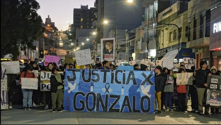 La agresión al taxista fue a metros de la parada de colectivos en la que en junio asesinaron a Gonzalo Guenchur, de 17 años, para sacarle el celular. La agresión al taxista fue a metros de la parada de colectivos en la que en junio asesinaron a Gonzalo Guenchur, de 17 años, para sacarle el celular. 