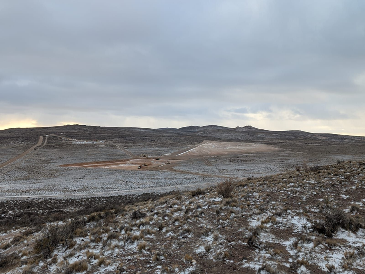 Empleo local: El proyecto contrató 130 trabajadores. 105 son de Río Negro, cumpliendo la ley que exige el 80% de mano de obra local. Foto: @patagoniagold. Empleo local: El proyecto contrató 130 trabajadores. 105 son de Río Negro, cumpliendo la ley que exige el 80% de mano de obra local. Foto: @patagoniagold.