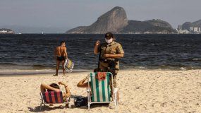 Brasil reabre el turismo internacional pese al récord de muertes y de contagios