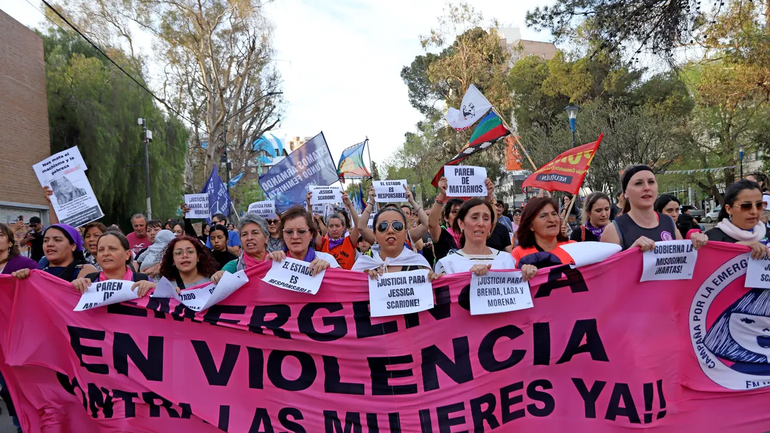 En 23 fotos, así se vivió en Neuquén la multitudinaria marcha por las chicas asesinadas en La Matanza