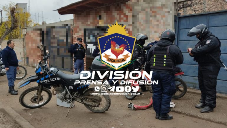 Iban en moto sin casco y con un arma de fuego