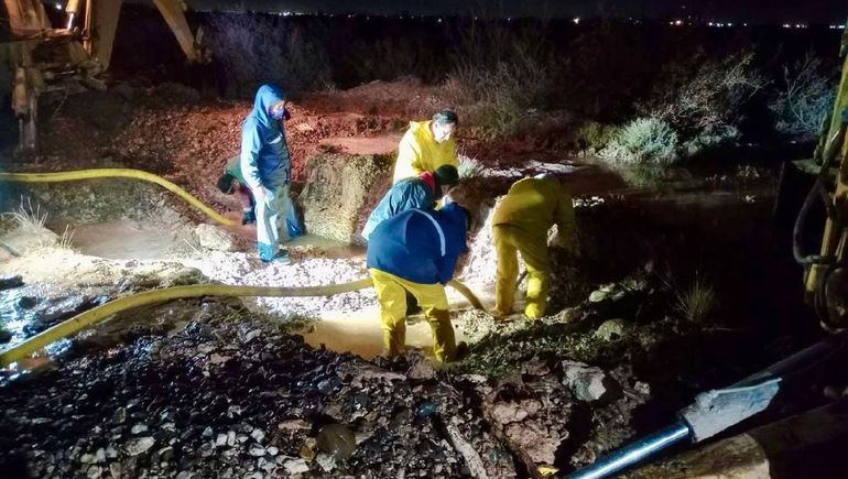 Los operarios trabajando a contrarreloj en la rotura del acueducto. (Foto: Municipalidad de Centenario)