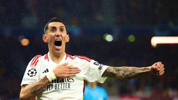 Ángel Di María festeja su gol olímpico para Benfica sobre Salzburgo. Ángel Di María festeja su gol olímpico para Benfica sobre Salzburgo.