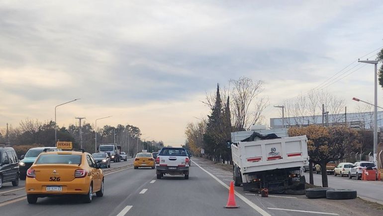 Un peligro: un camión perdió sus ruedas en medio de la Ruta 22