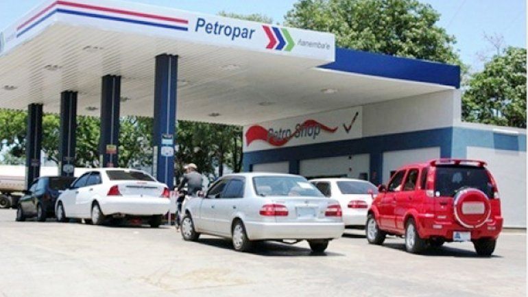 En Misiones no dudan en cargar combustible del otro lado de la frontera.