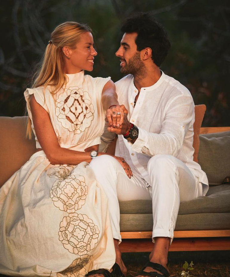 La modelo y el piloto se comprometieron en Punta del Este. La modelo y el piloto se comprometieron en Punta del Este.