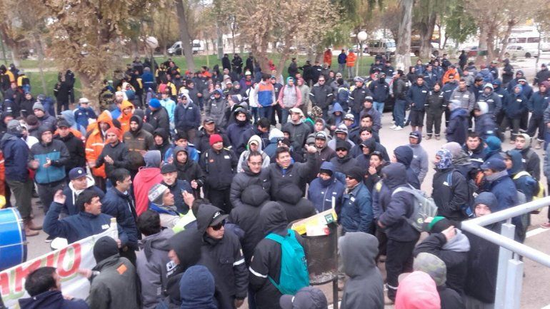 Tras el piquete, los obreros de la Uocra se reunieron con el Gobierno