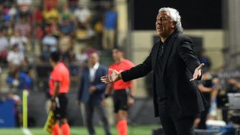 ¡terrible! por cuantos partidos suspendieron a gorosito en peru despues de pelear con un arbitro