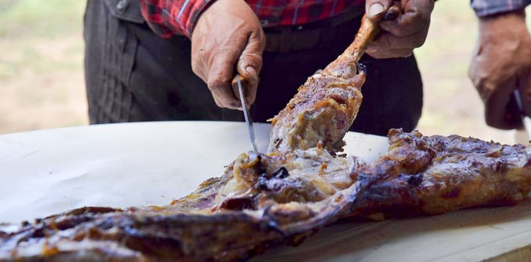 El chivito neuquino es un plato tradicional que no falta en la mesa local a fin de año. Y lo conocen en el mundo entero.