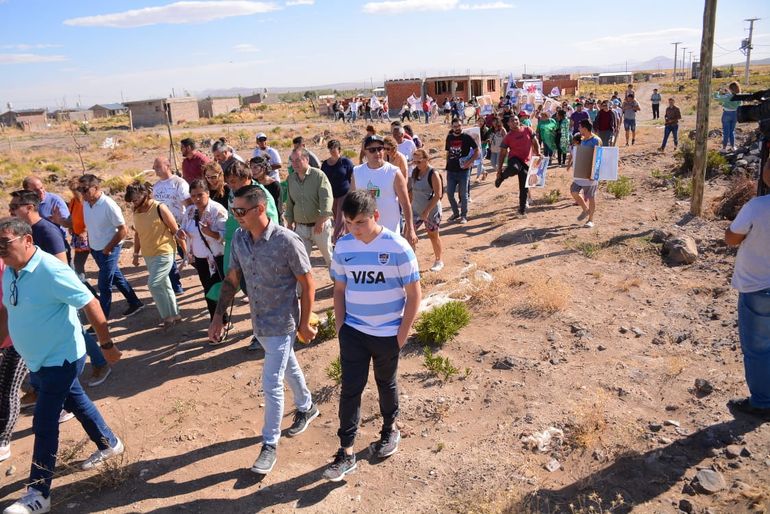 En Zapala, Rioseco, Calabró y Beto Vivero recorrieron el barrio Bella Vista.