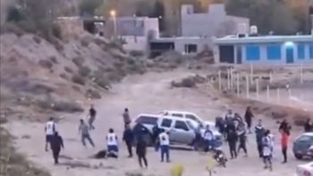 El último fin de semana se viralizaron imágenes de una batalla campal en un partido del fútbol barrial de Comodoro Rivadavia. El último fin de semana se viralizaron imágenes de una batalla campal en un partido del fútbol barrial de Comodoro Rivadavia.