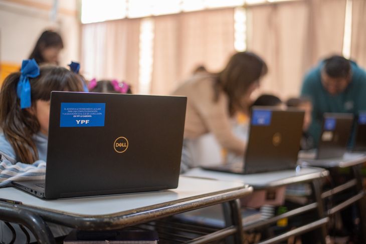 Donación de 31 computadoras a 24 centros educativos fortalece el aprendizaje remoto en Río Negro. Foto: YPF Donación de 31 computadoras a 24 centros educativos fortalece el aprendizaje remoto en Río Negro. Foto: YPF