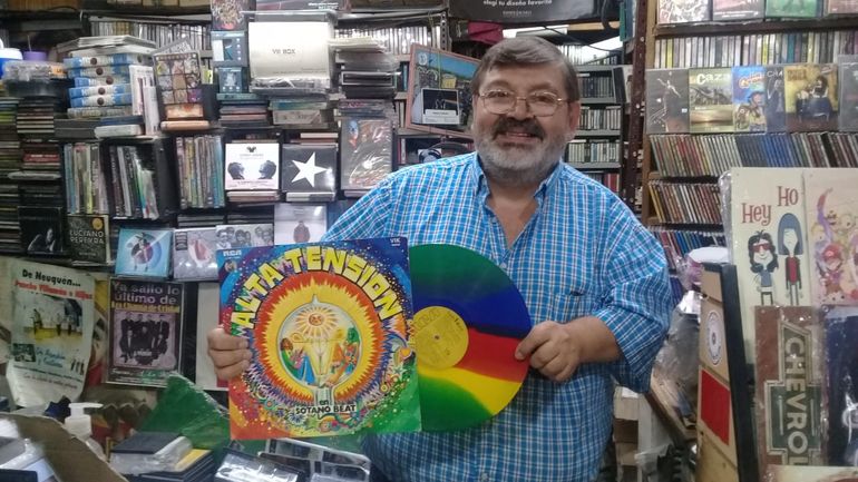 Carlos García en su local de discos y vitrolas.