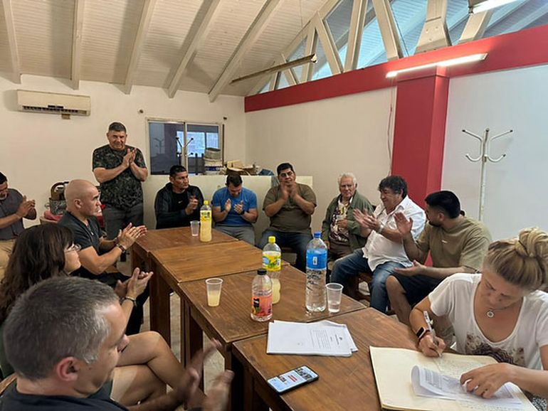 La asamblea que se realizó el lunes en el club Independiente. Gentileza: Nqndeportivo.