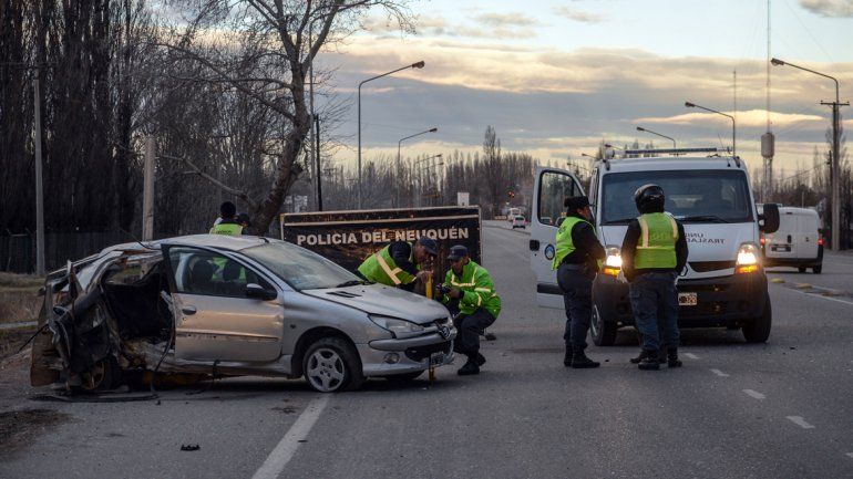 El Peugeot 206 quedó totalmente destruido. De fondo