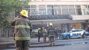 incendio en un hotel en pleno centro: tuvieron que romper un cielorraso para acceder al fuego incendio en un hotel en pleno centro: tuvieron que romper un cielorraso para acceder al fuego
